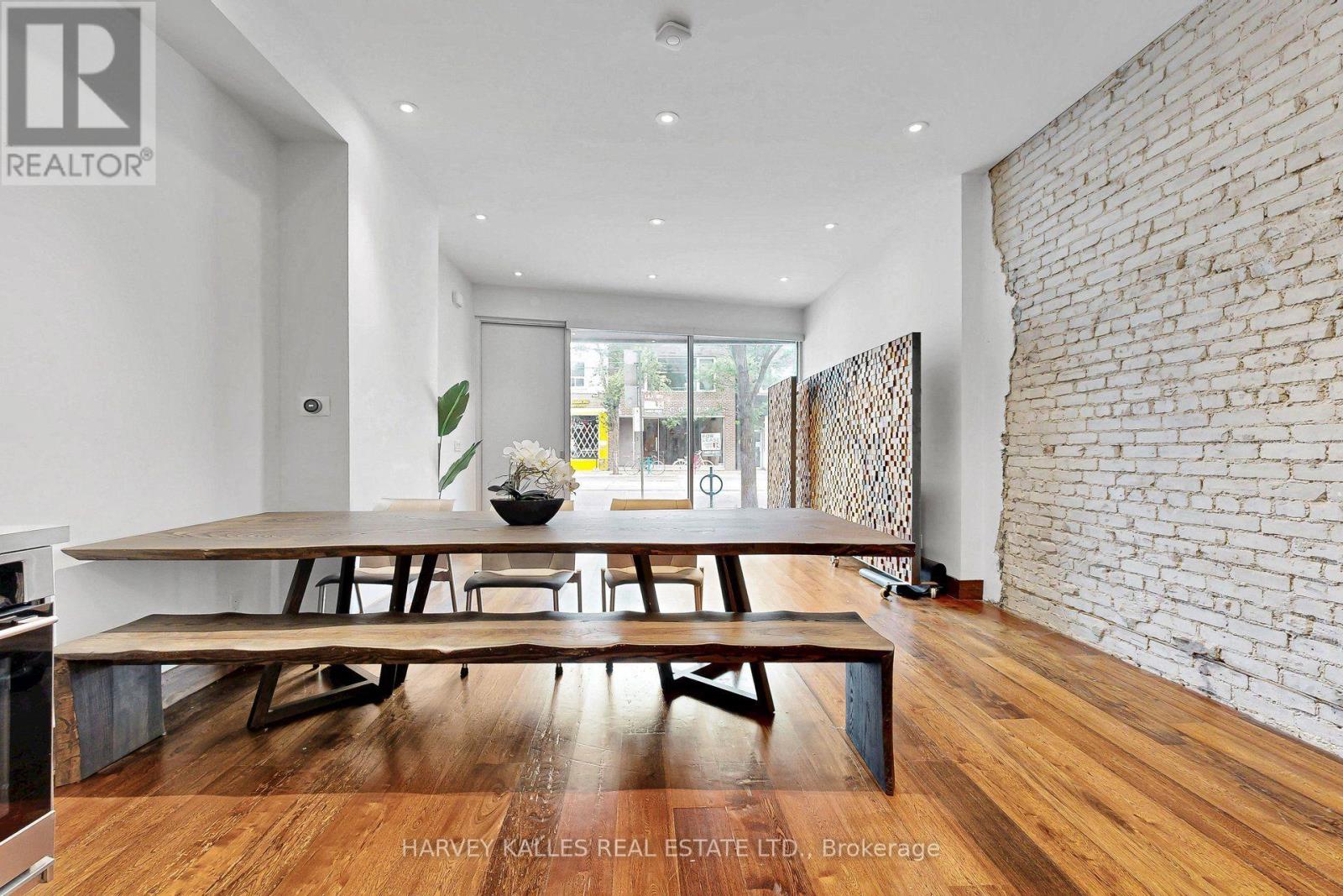819 DUNDAS STREET W