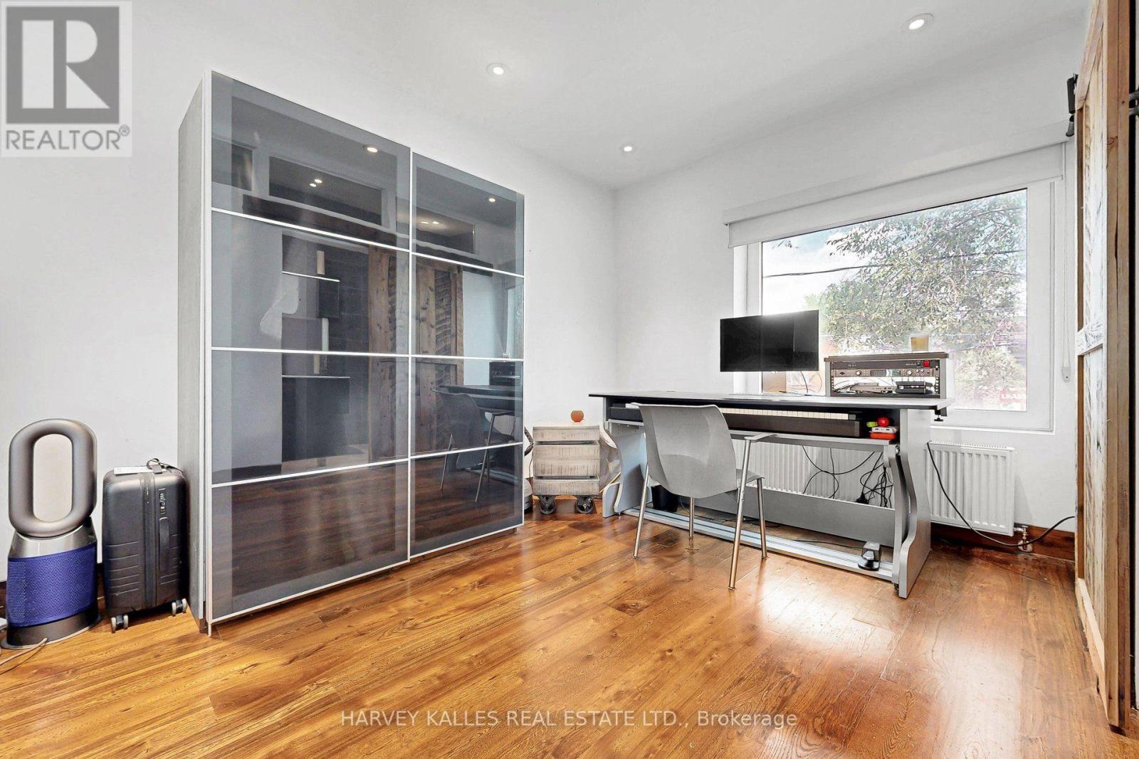 819 DUNDAS STREET W