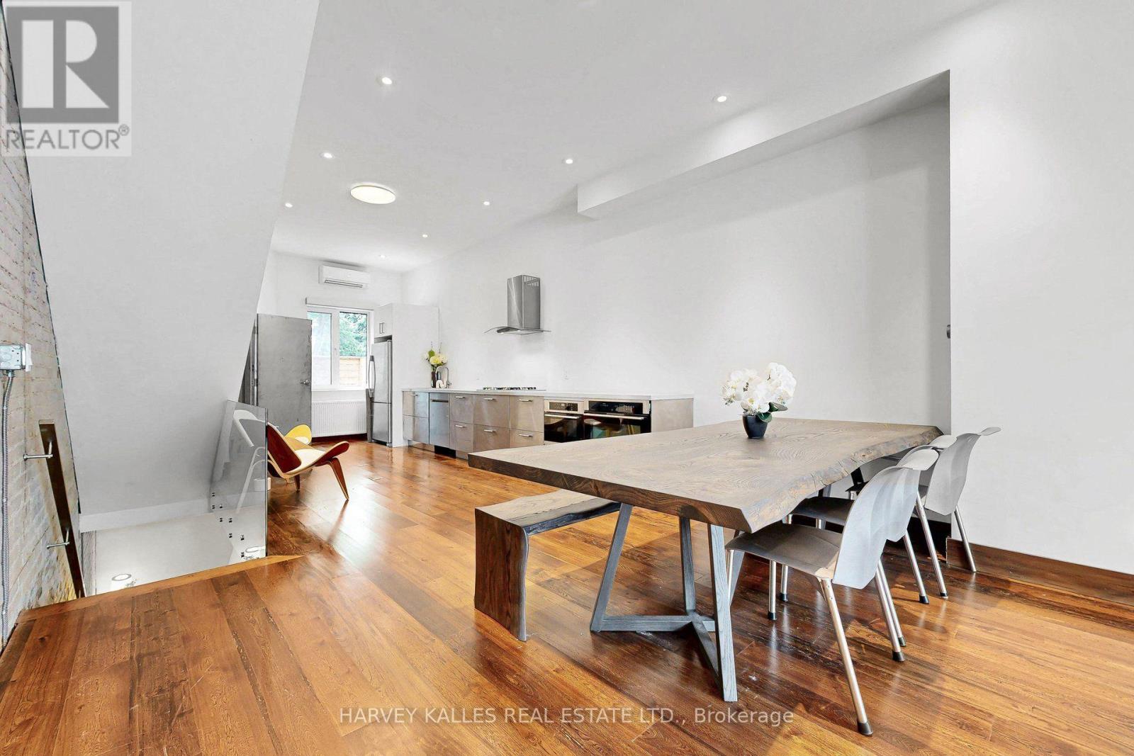 819 DUNDAS STREET W