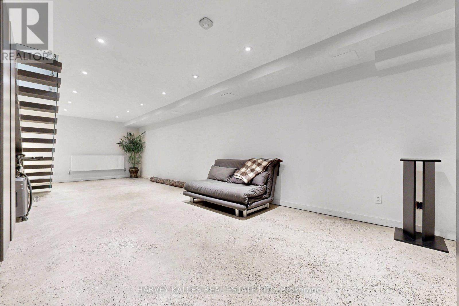 819 DUNDAS STREET W