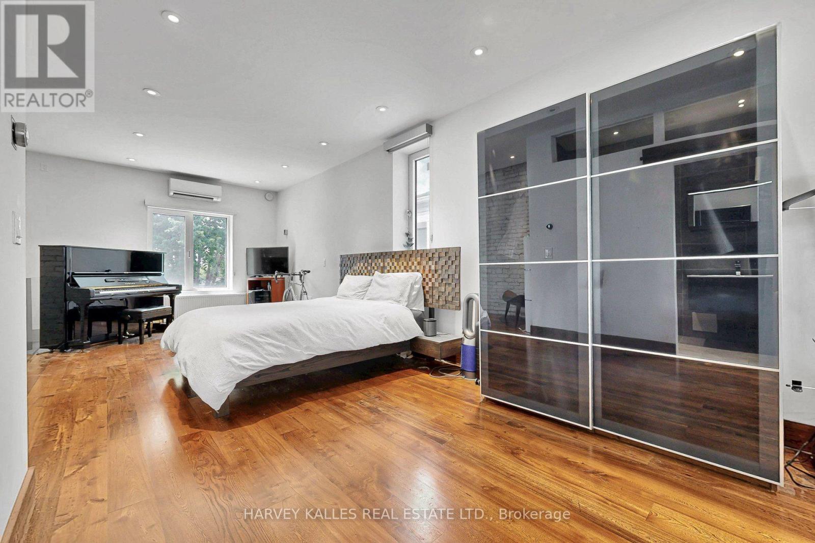 819 DUNDAS STREET W