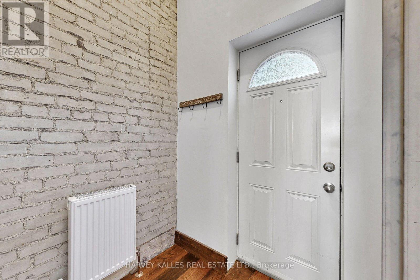 819 DUNDAS STREET W