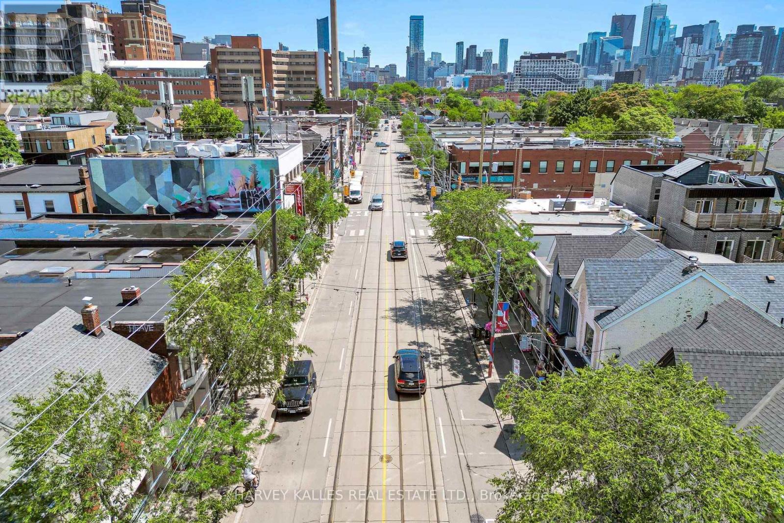 819 DUNDAS STREET W