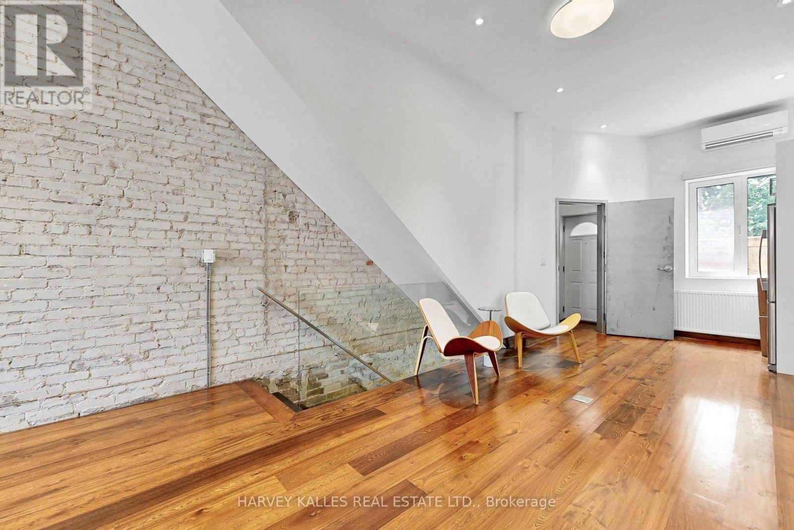 819 DUNDAS STREET W