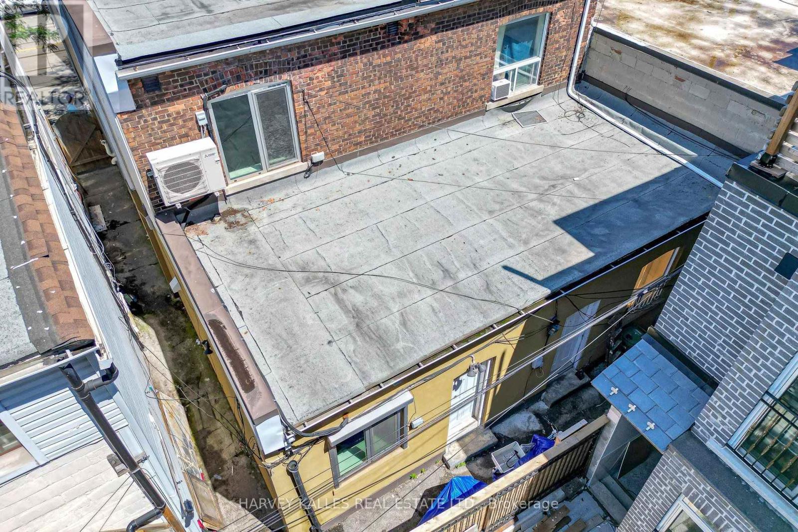 819 DUNDAS STREET W