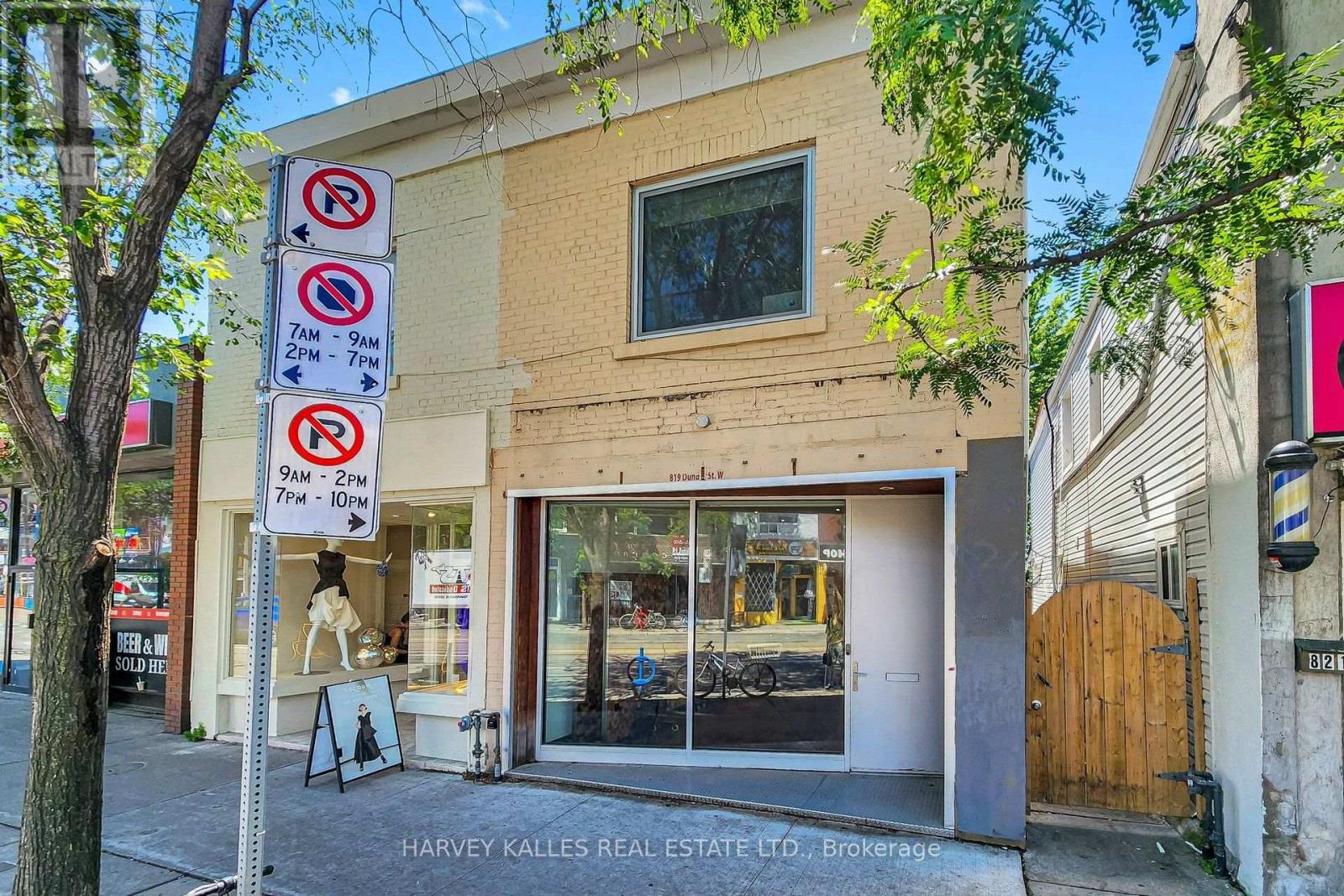 819 DUNDAS STREET W