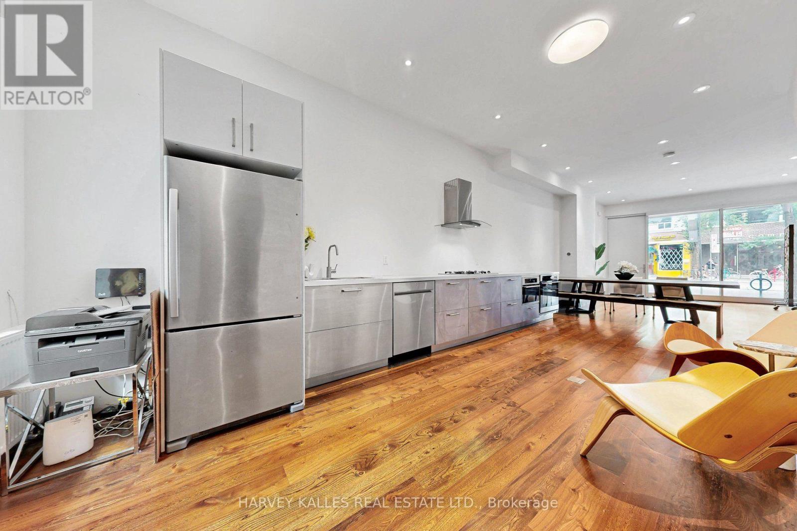 819 DUNDAS STREET W