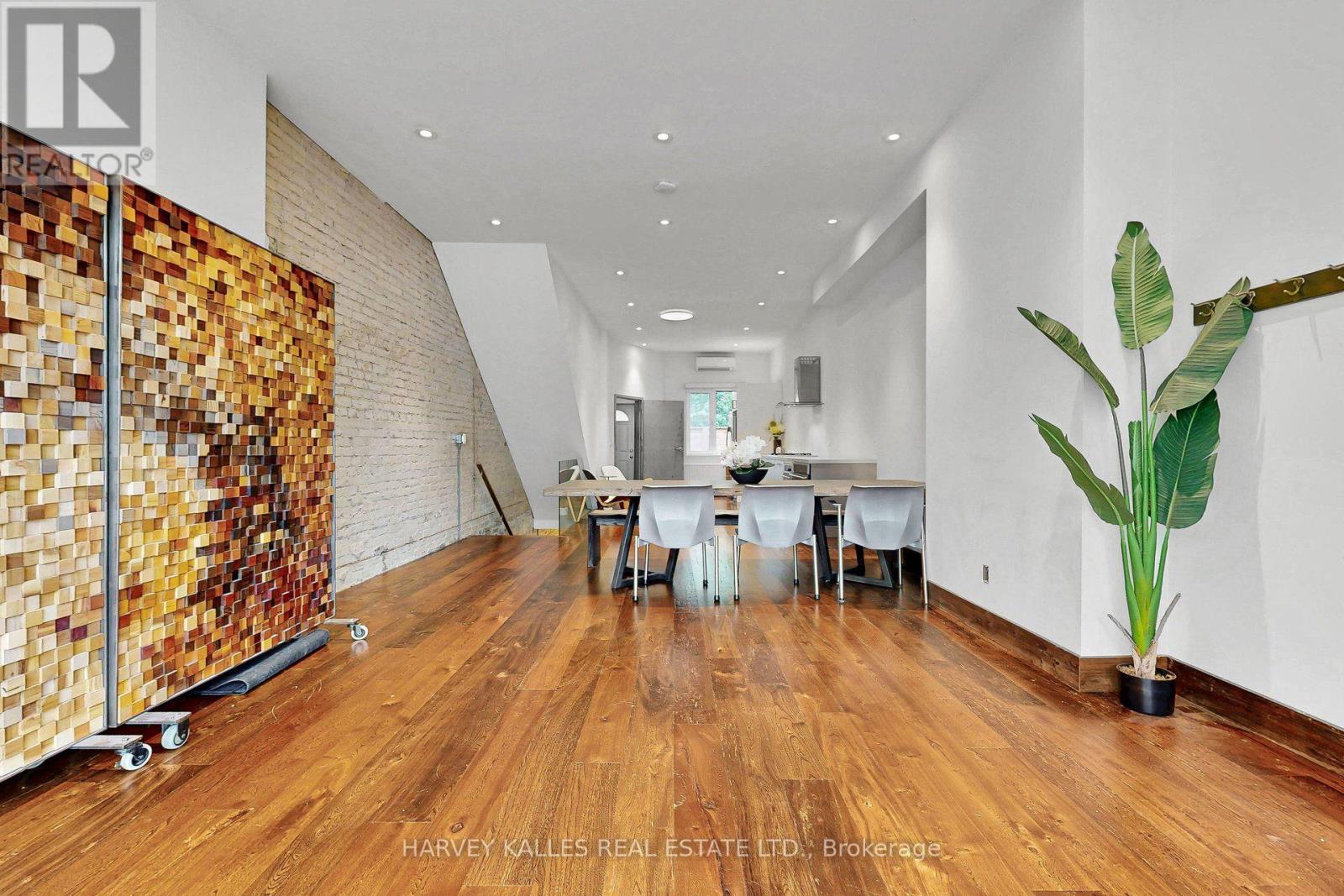 819 DUNDAS STREET W