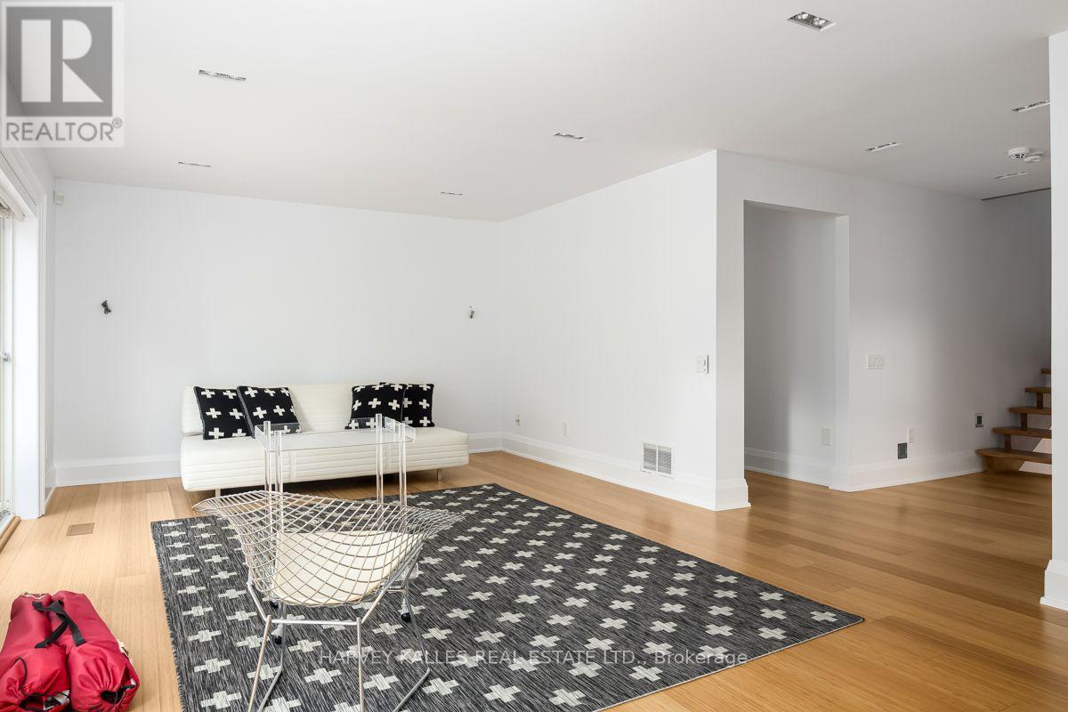 562 BEDFORD PARK AVENUE