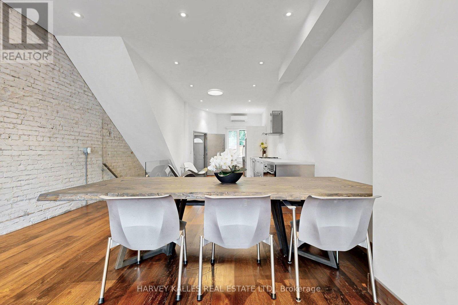 819 DUNDAS STREET W