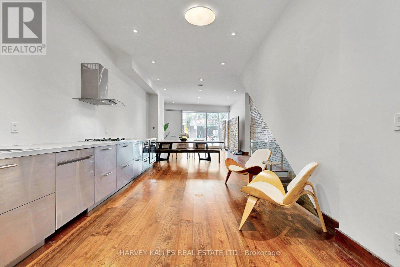 819 DUNDAS STREET W