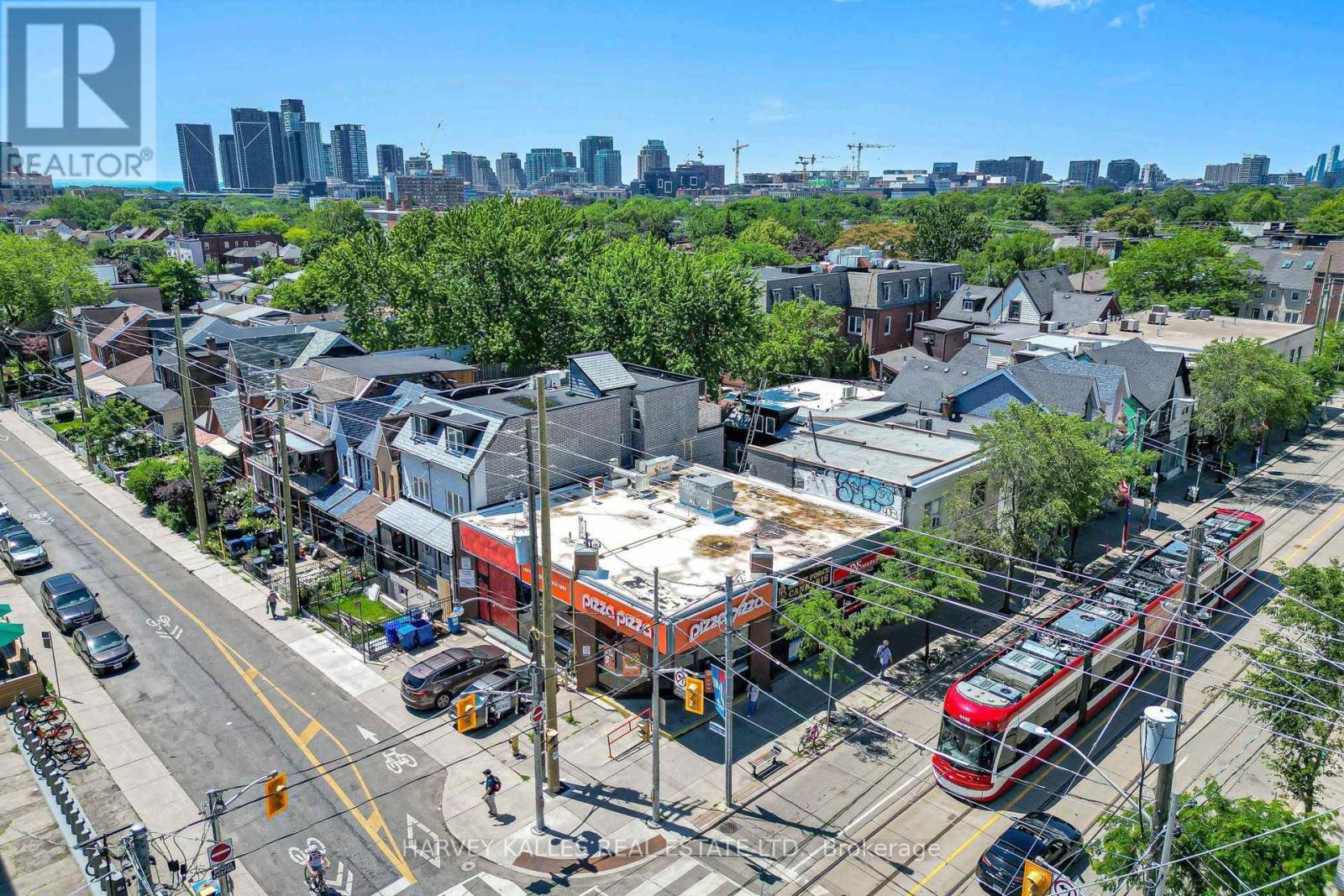 819 DUNDAS STREET W