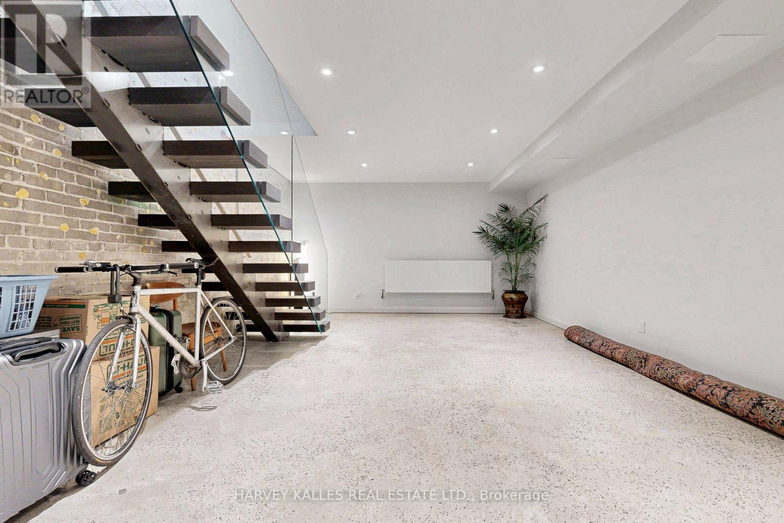 819 DUNDAS STREET W