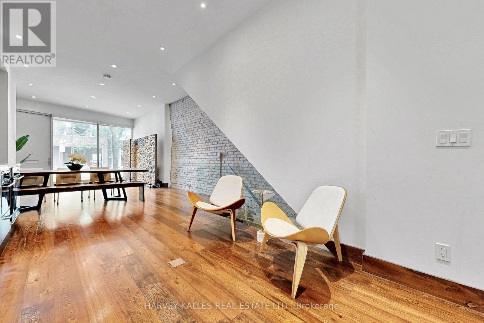 819 DUNDAS STREET W