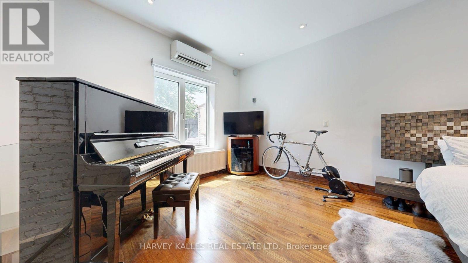 819 DUNDAS STREET W