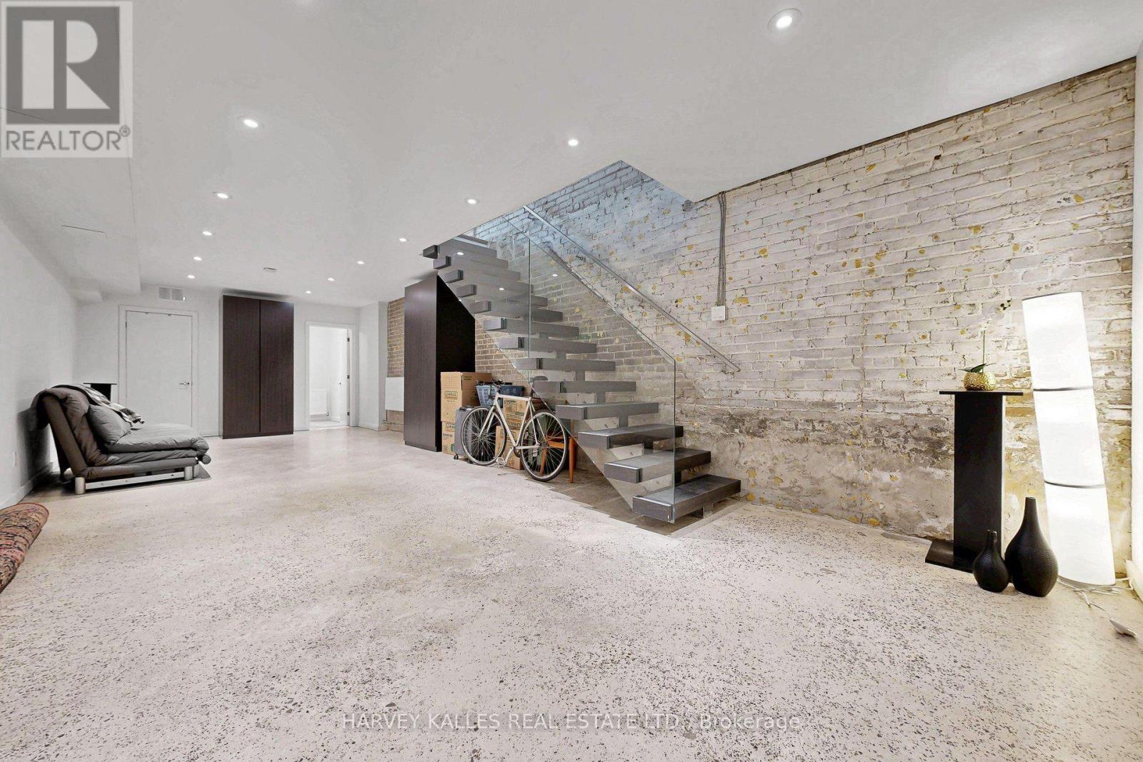 819 DUNDAS STREET W