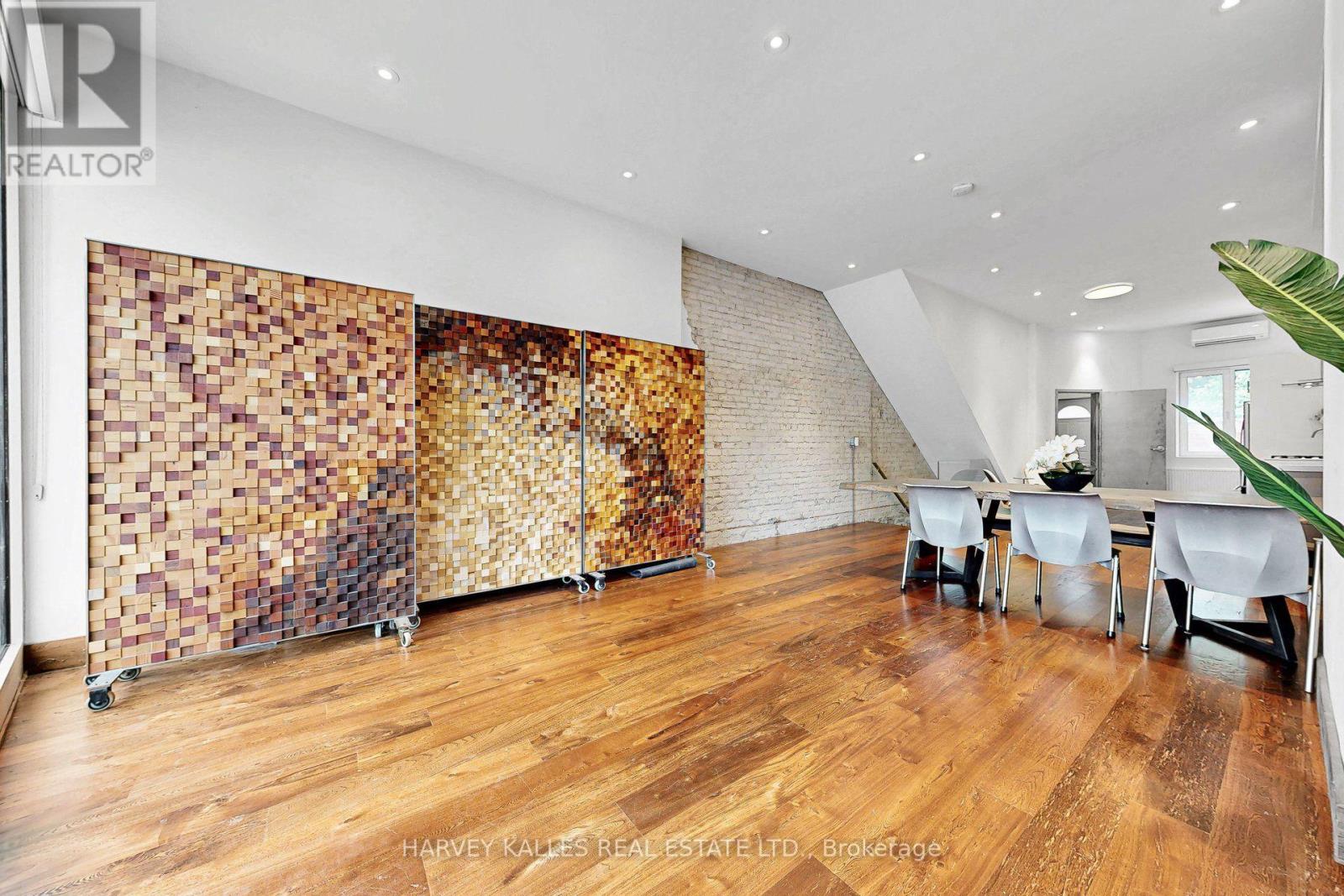 819 DUNDAS STREET W