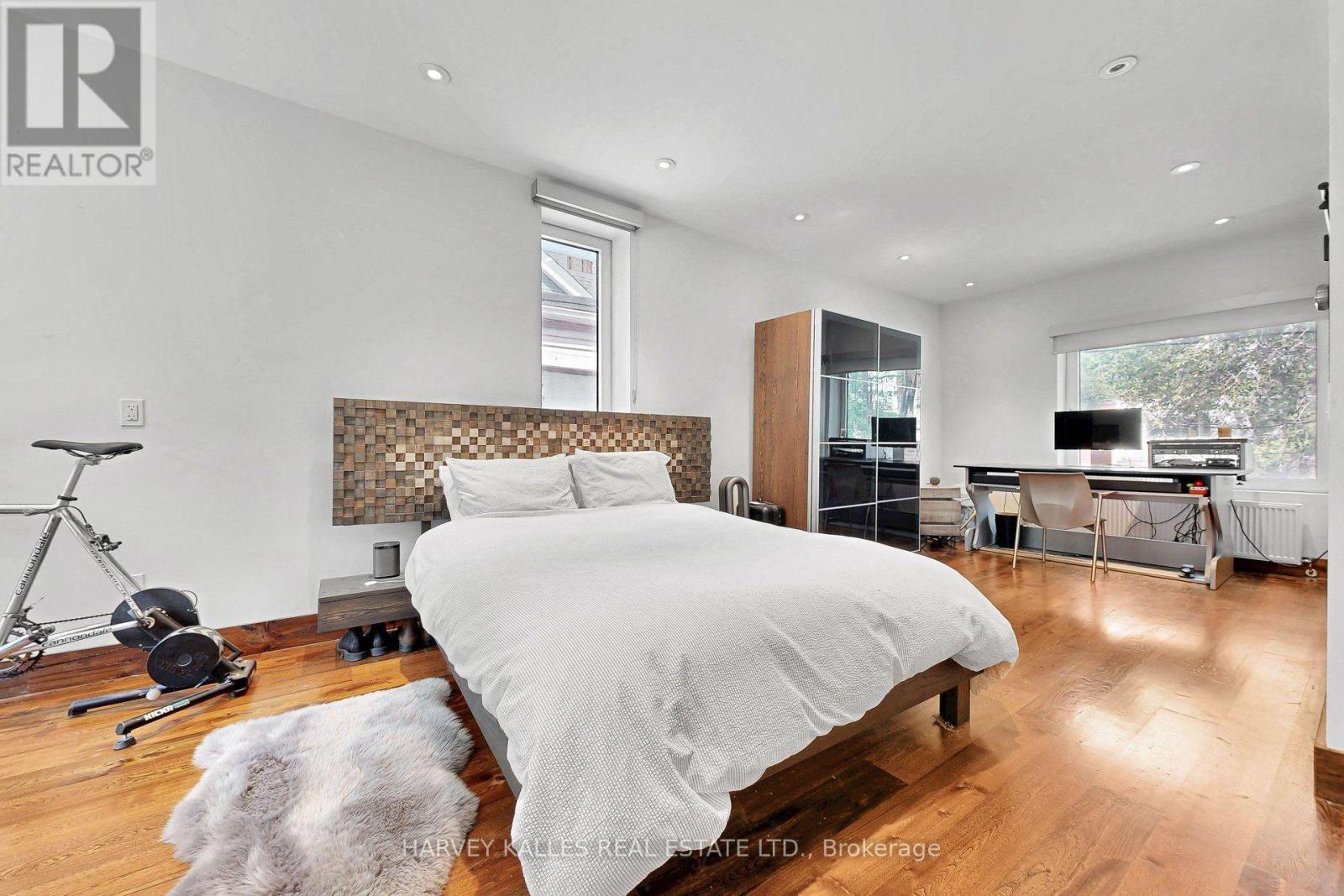 819 DUNDAS STREET W