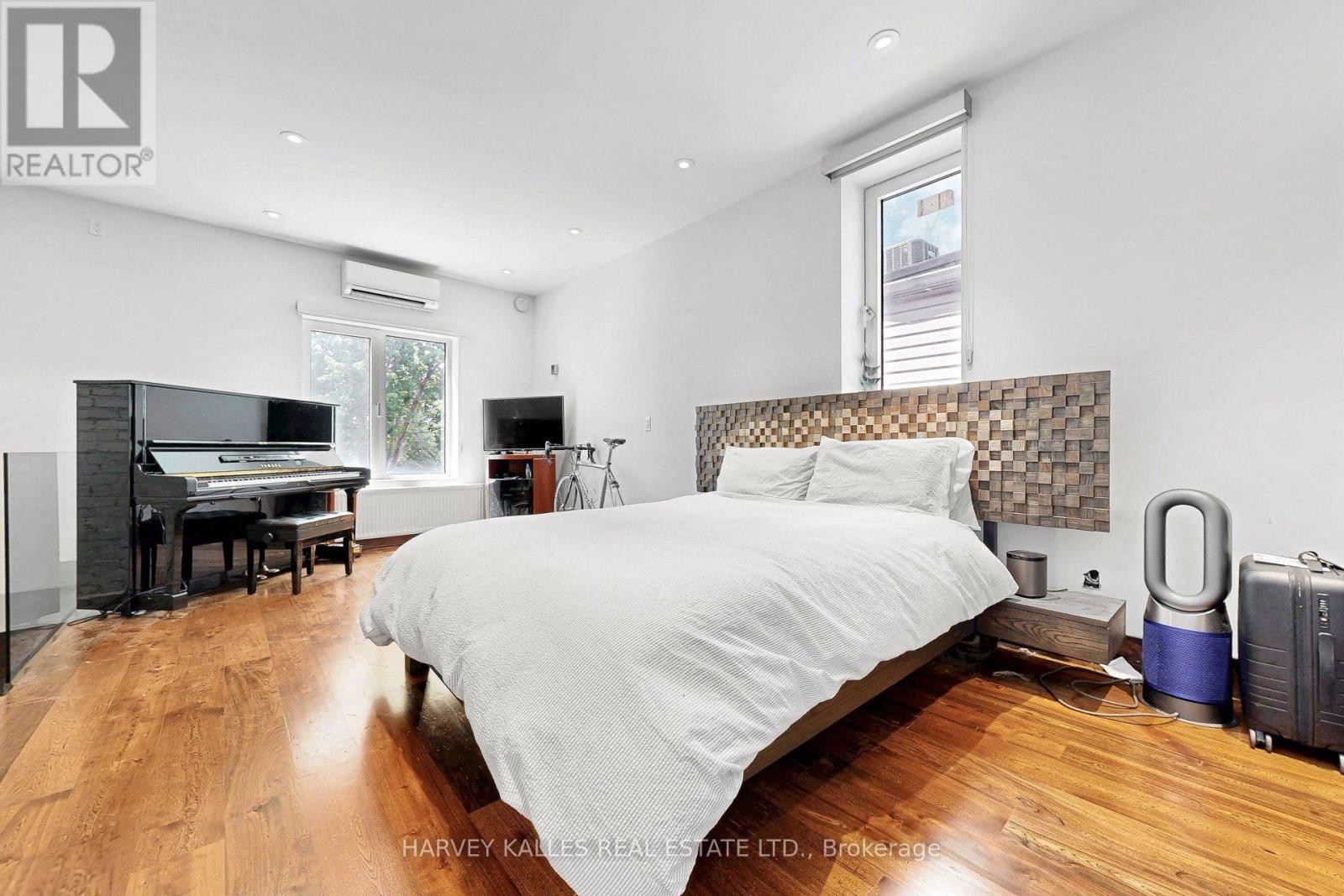 819 DUNDAS STREET W