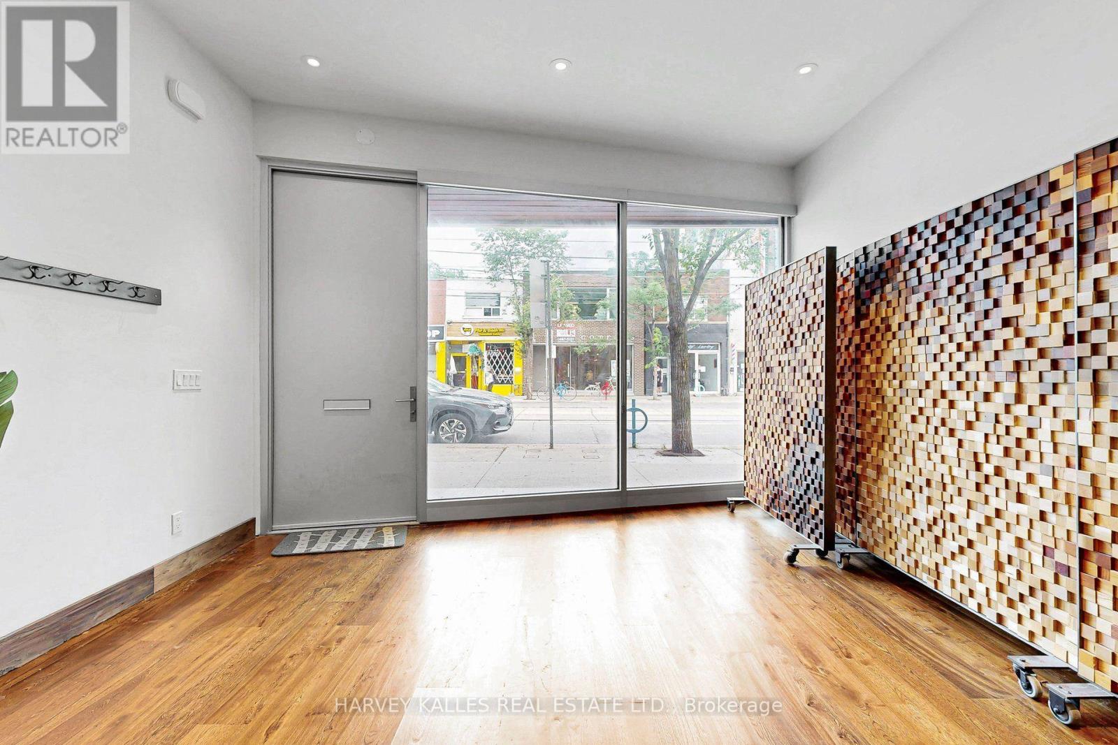 819 DUNDAS STREET W