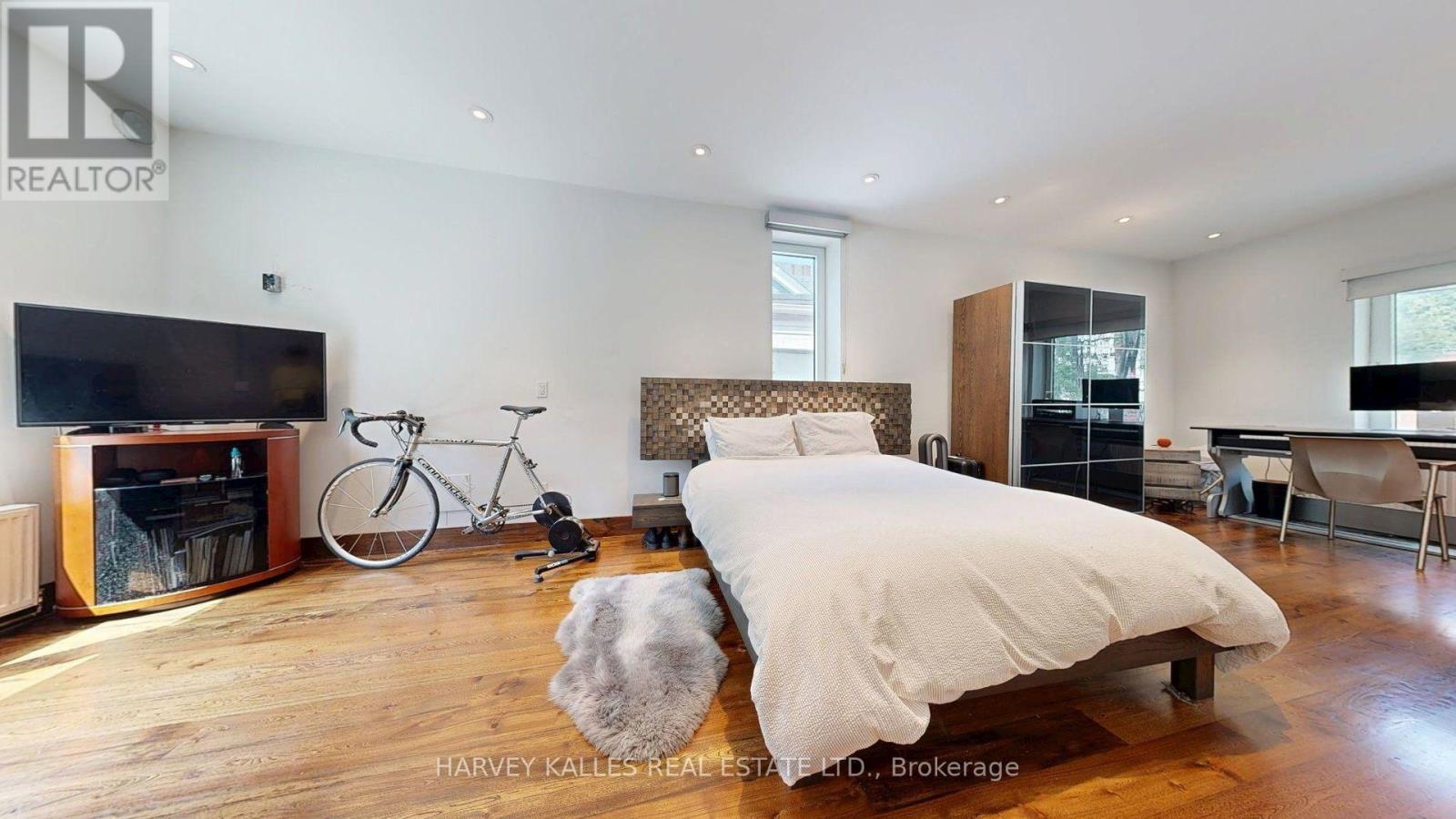 819 DUNDAS STREET W