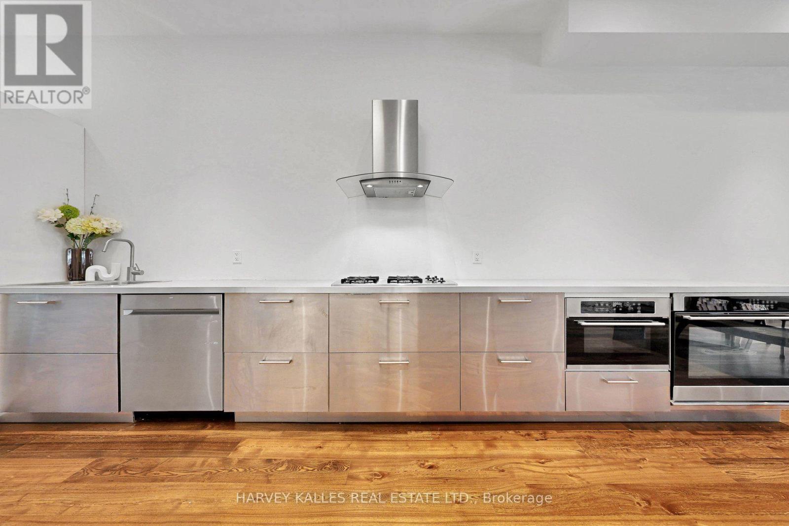 819 DUNDAS STREET W