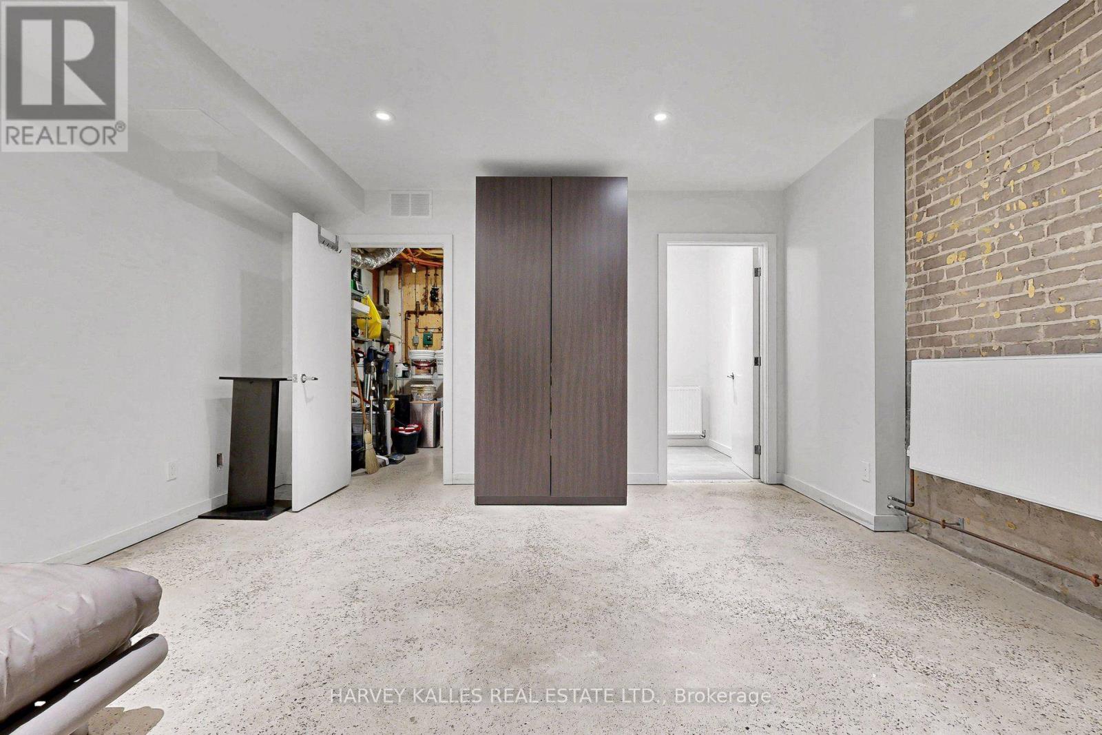 819 DUNDAS STREET W