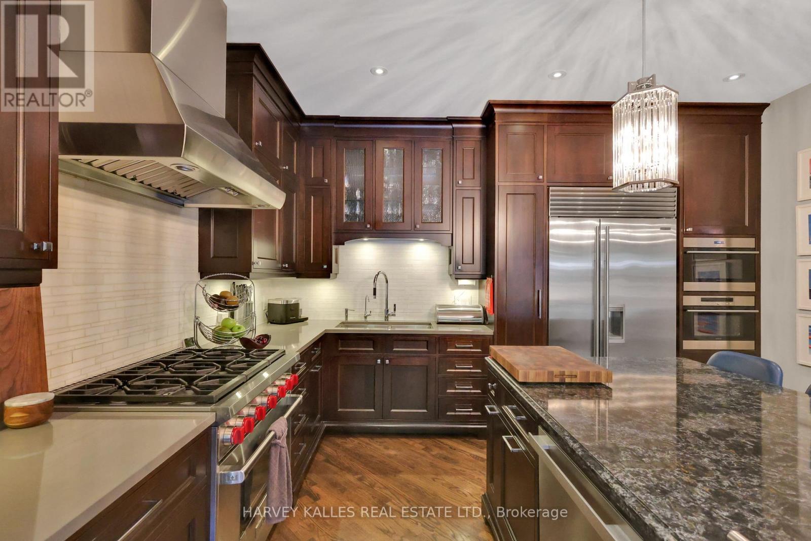 254 YONGE BOULEVARD