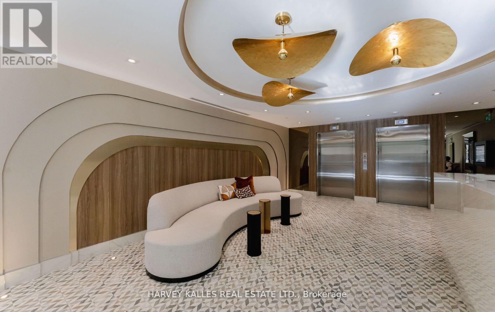 610 - 8 MANOR ROAD W