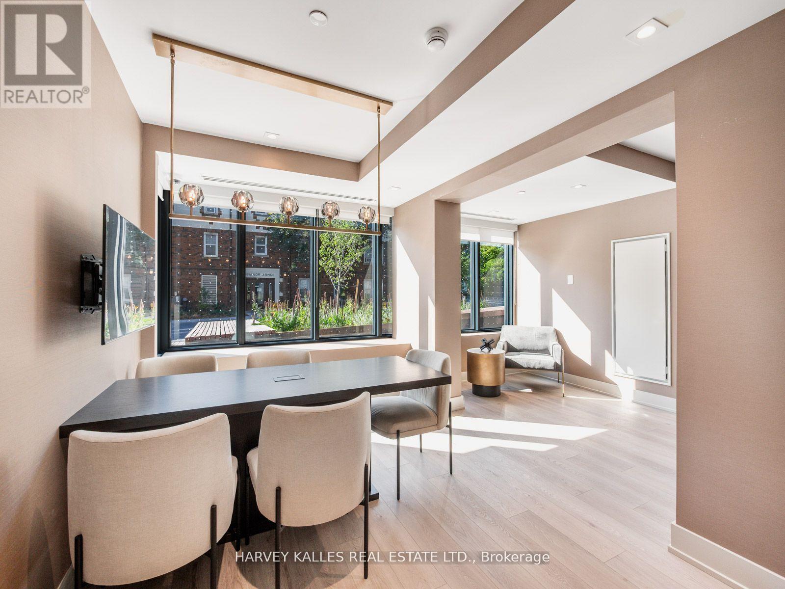 610 - 8 MANOR ROAD W