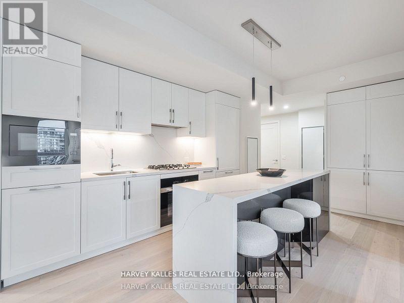 610 - 8 MANOR ROAD W