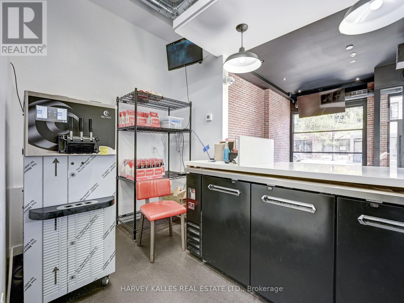 885 DUNDAS STREET W