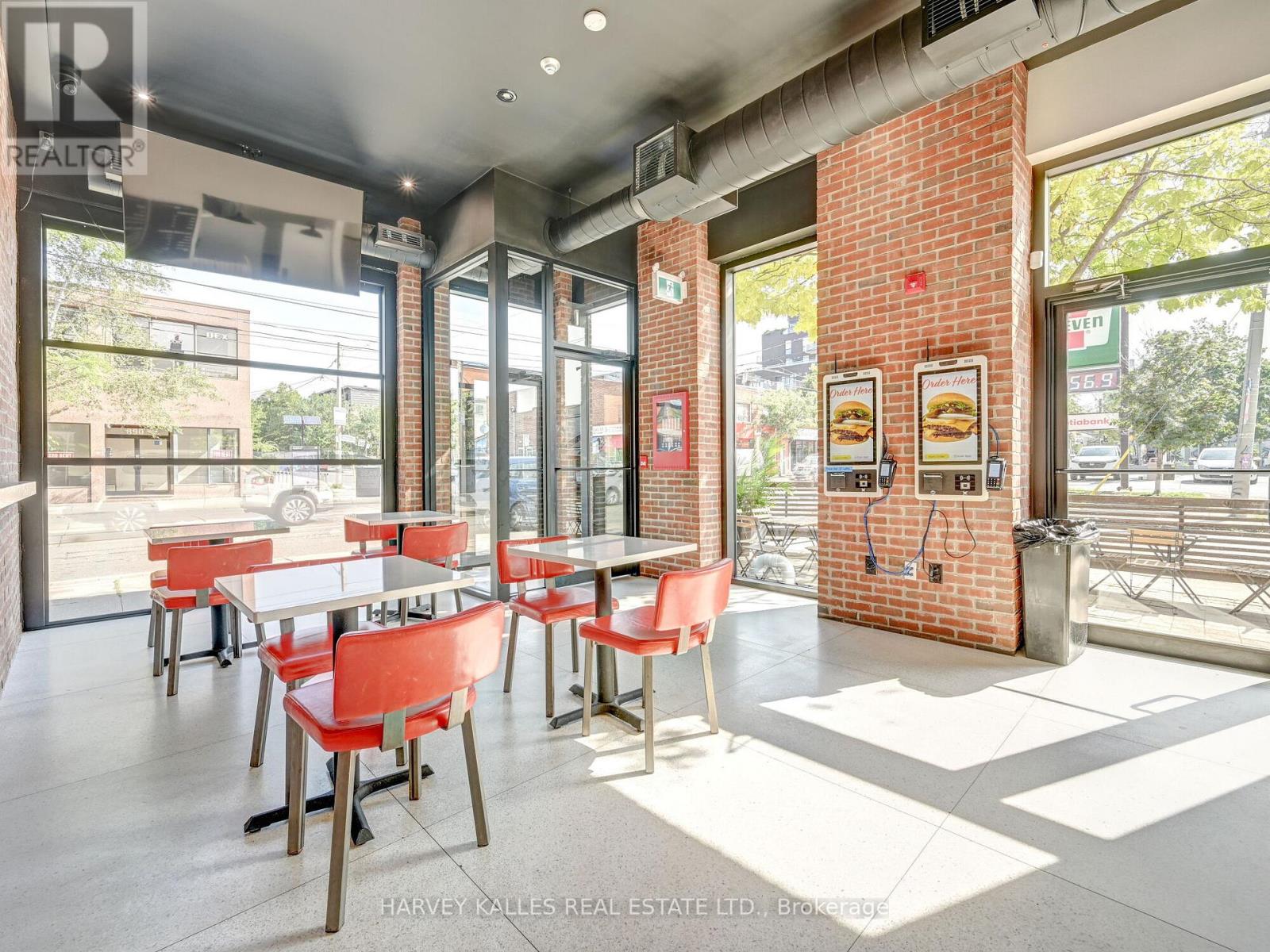885 DUNDAS STREET W