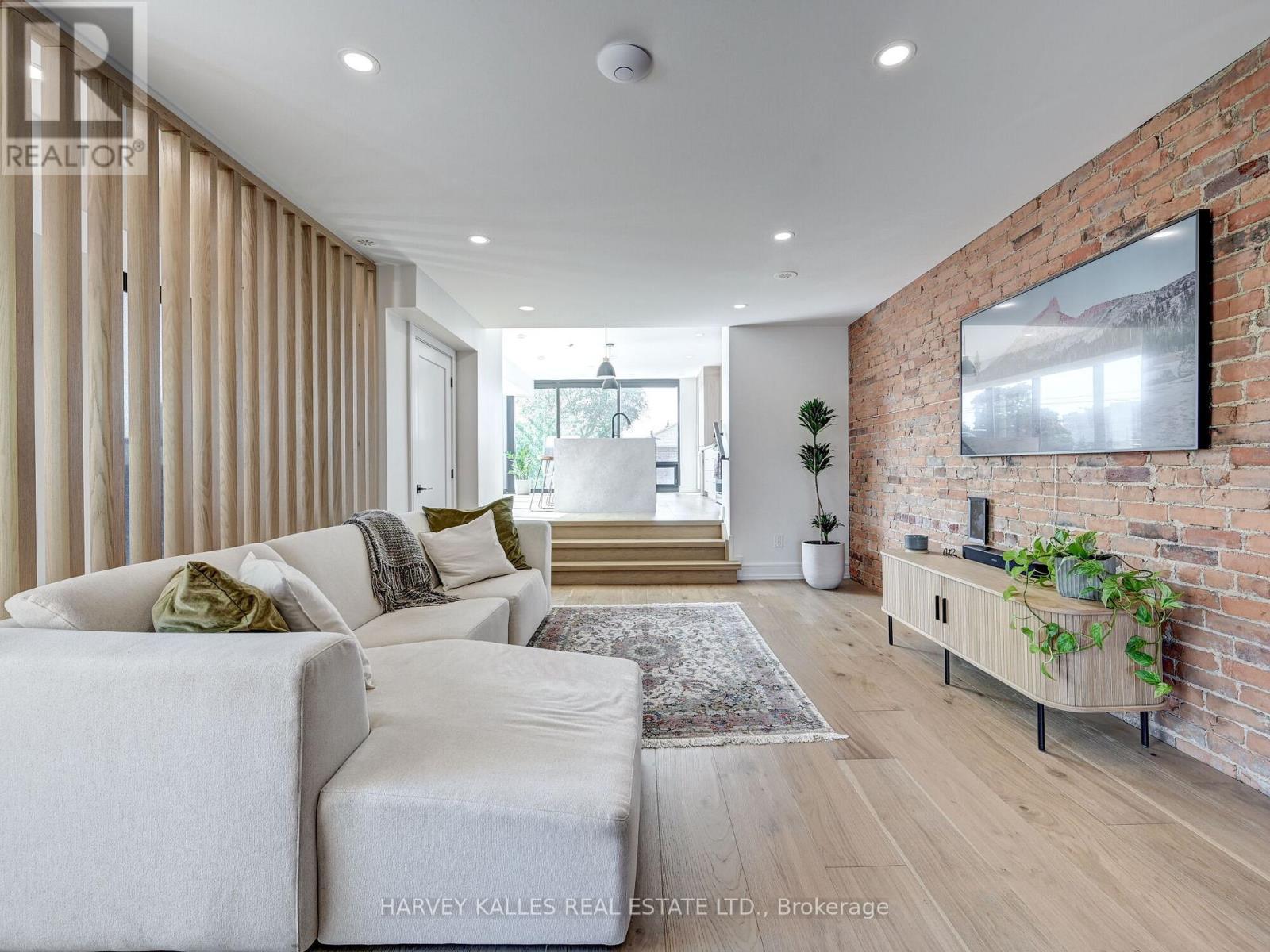 885 DUNDAS STREET W