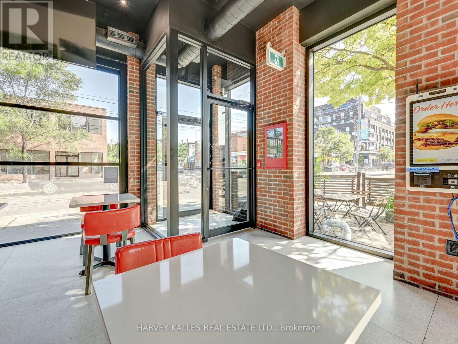885 DUNDAS STREET W