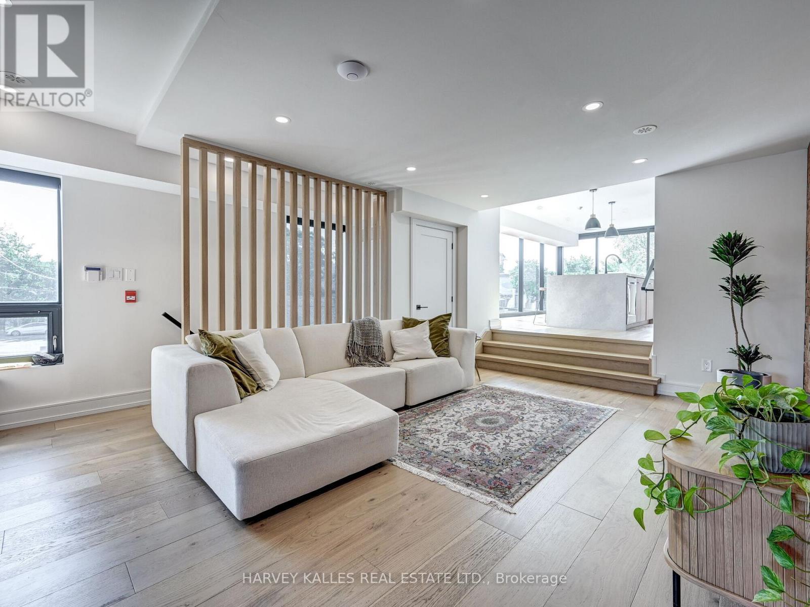 885 DUNDAS STREET W