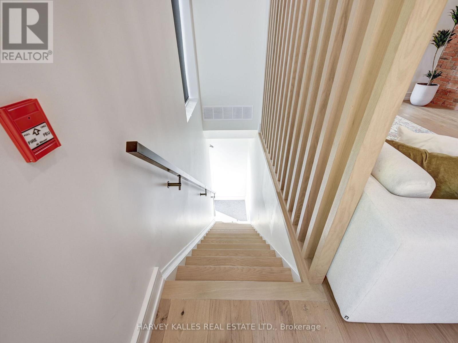 885 DUNDAS STREET W