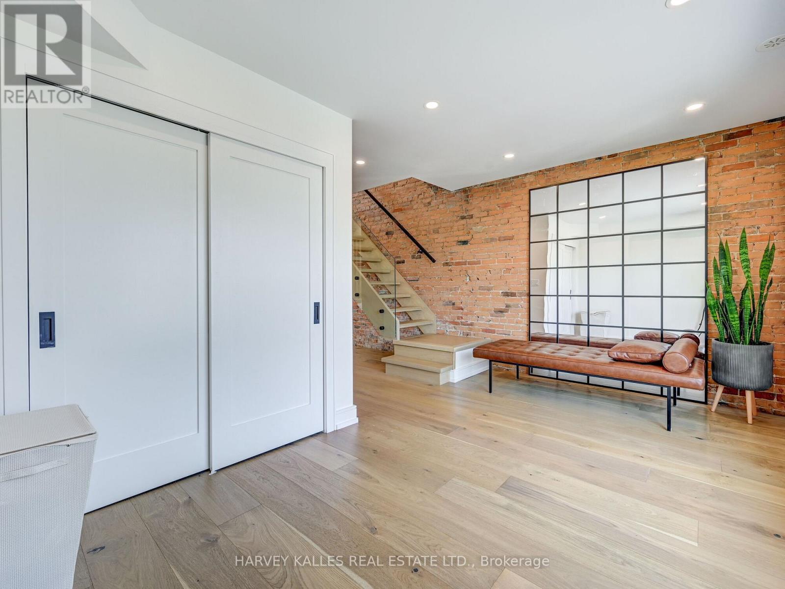 885 DUNDAS STREET W