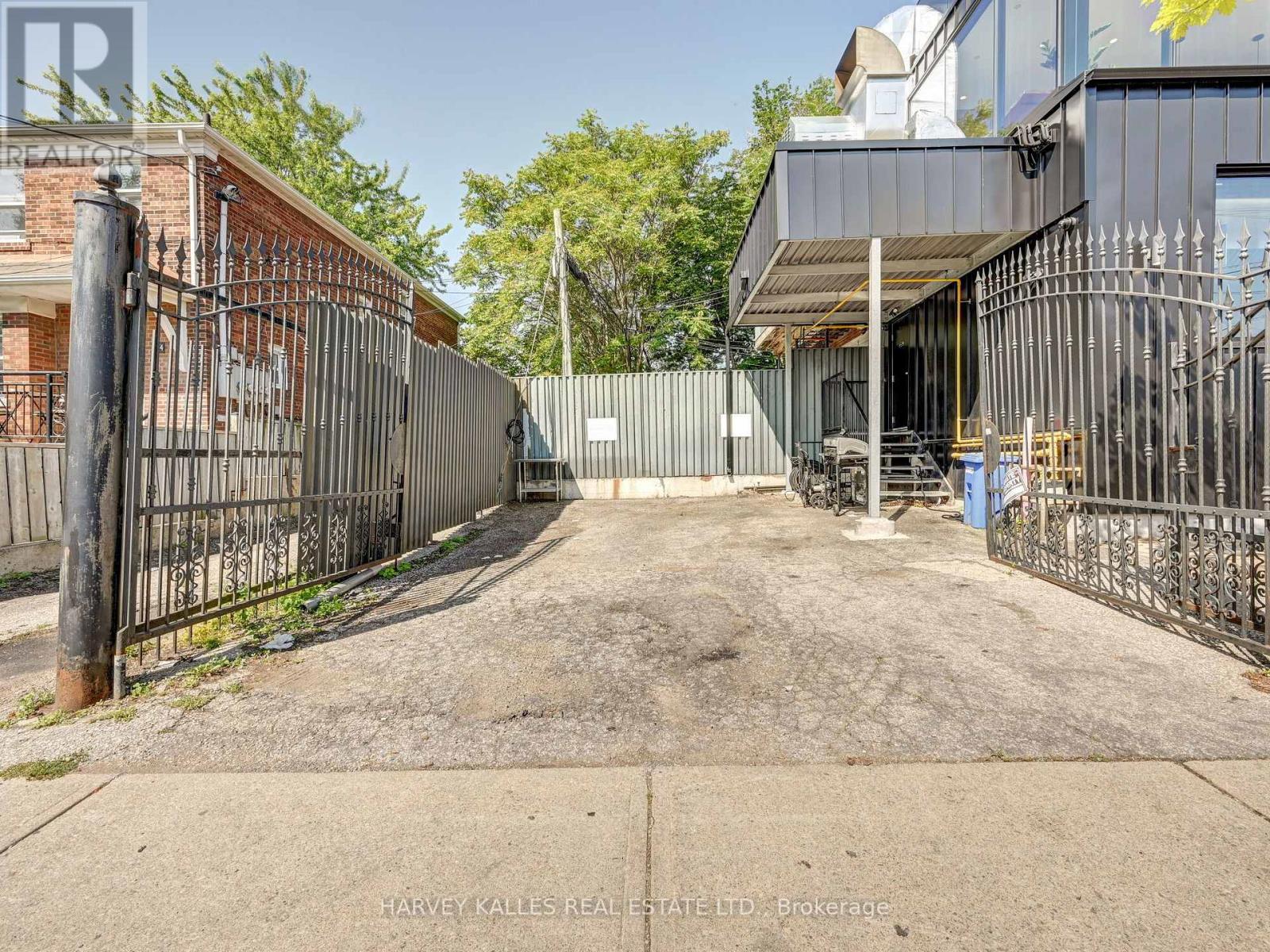 885 DUNDAS STREET W