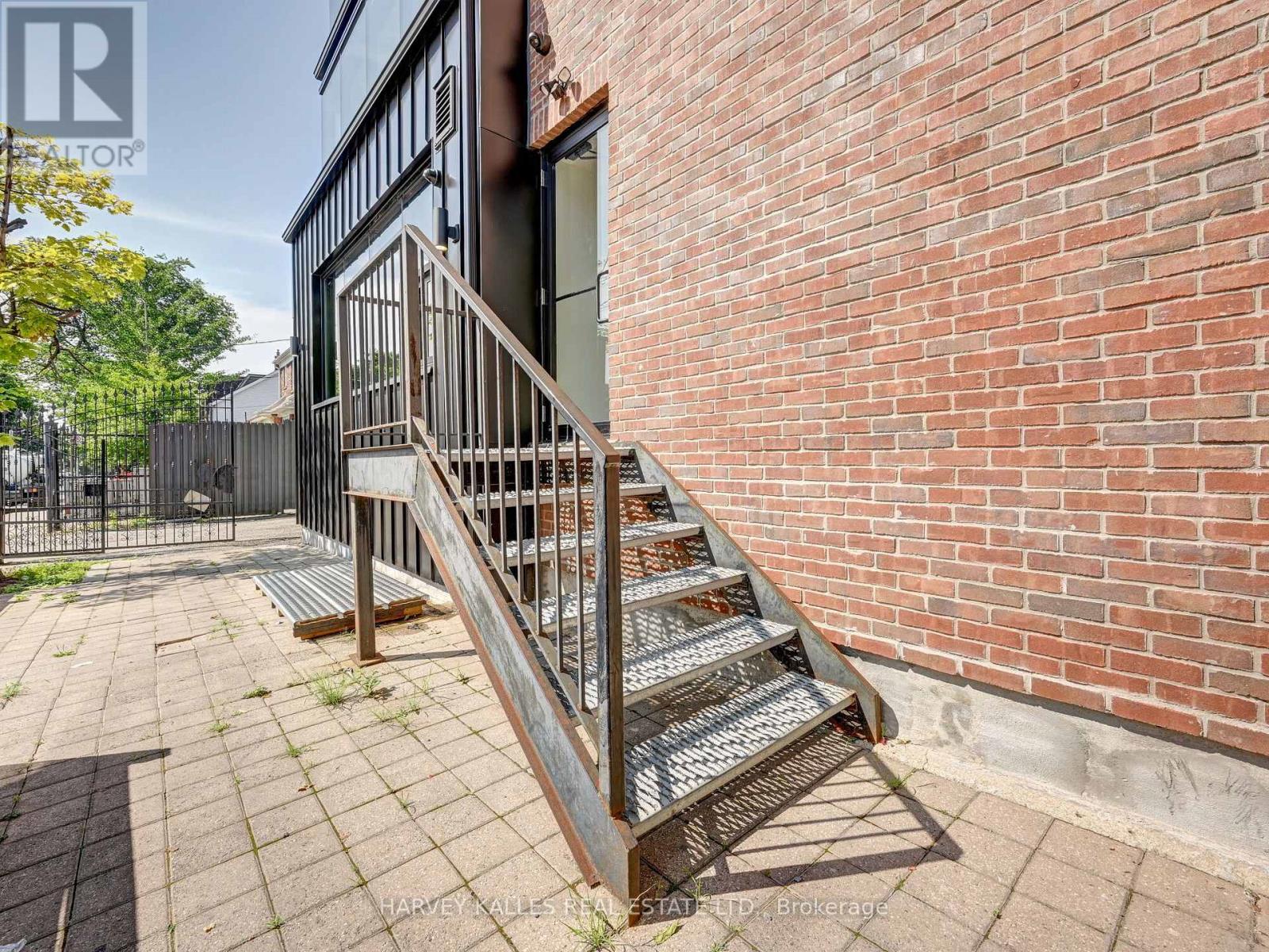 885 DUNDAS STREET W