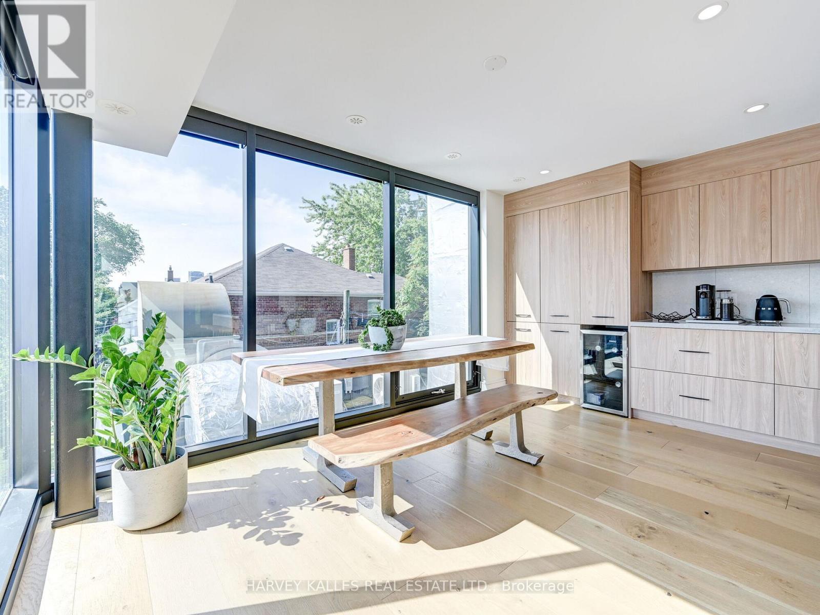 885 DUNDAS STREET W