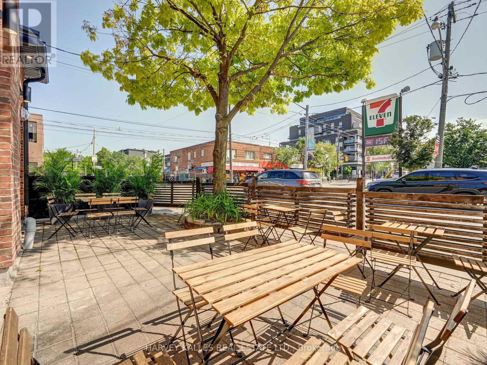 885 DUNDAS STREET W