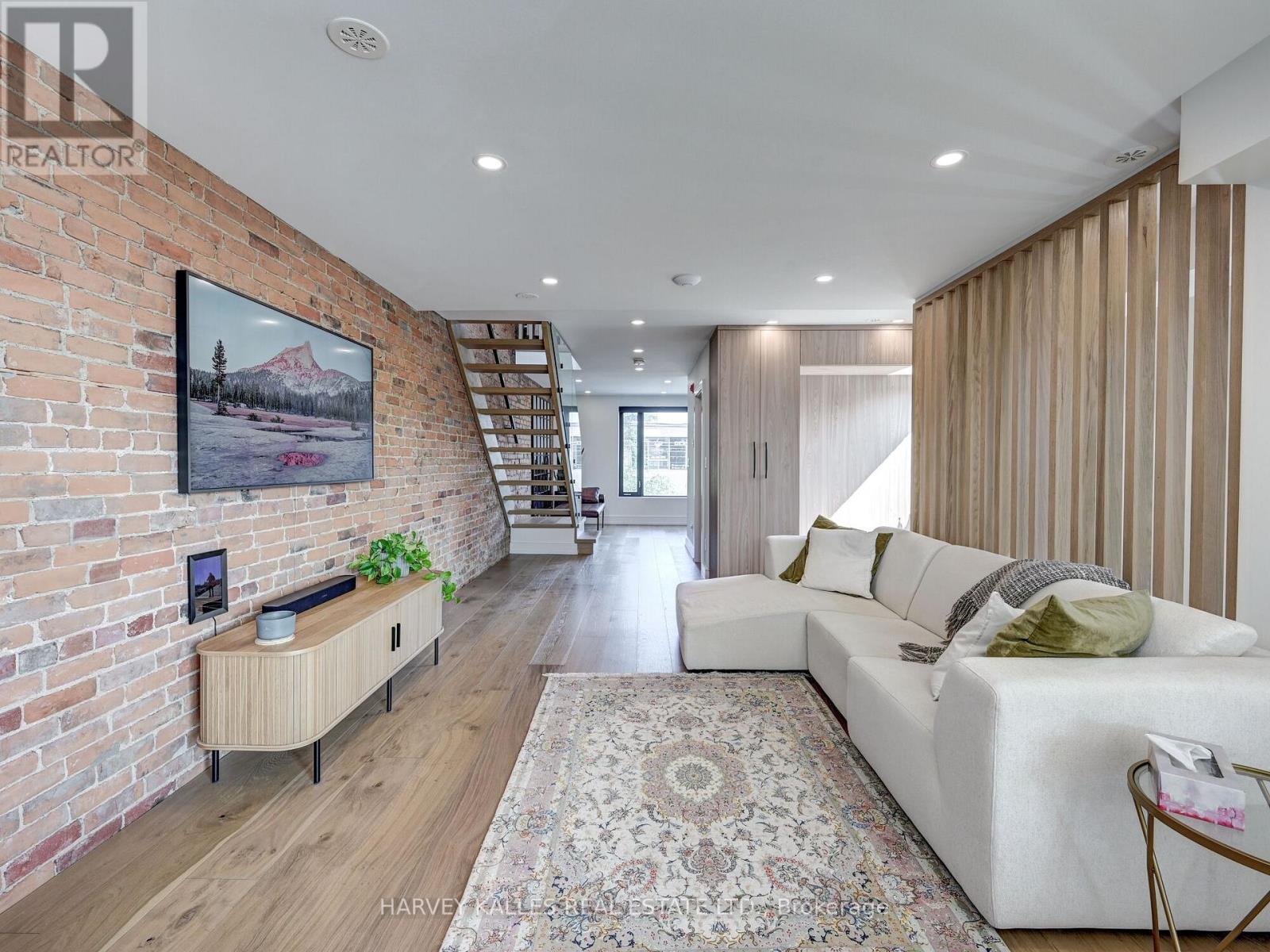 885 DUNDAS STREET W