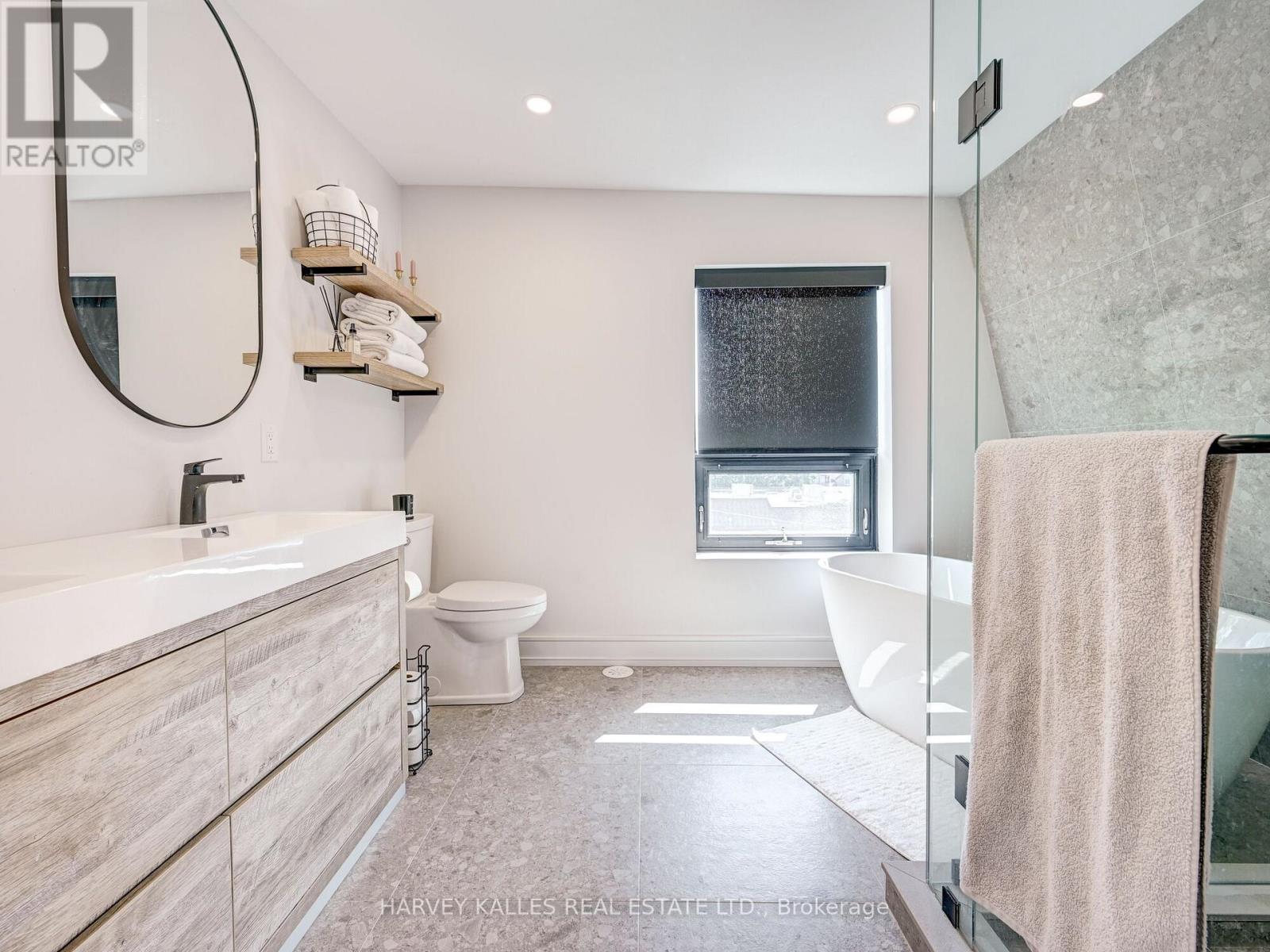 885 DUNDAS STREET W
