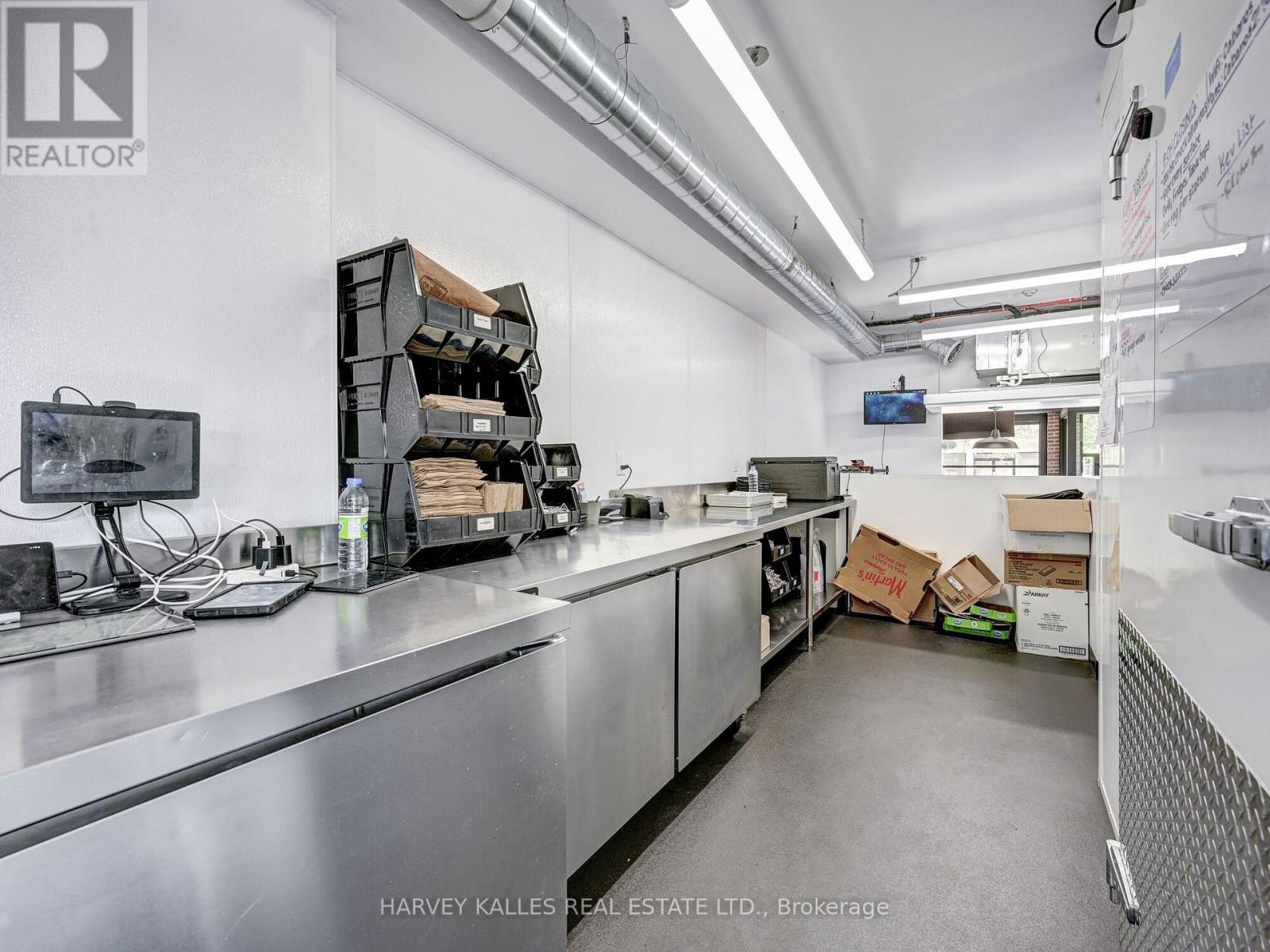 885 DUNDAS STREET W