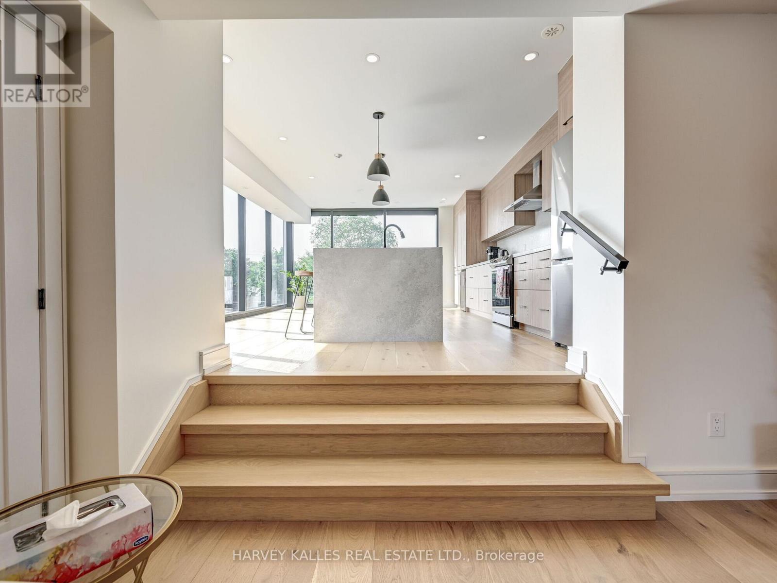 885 DUNDAS STREET W