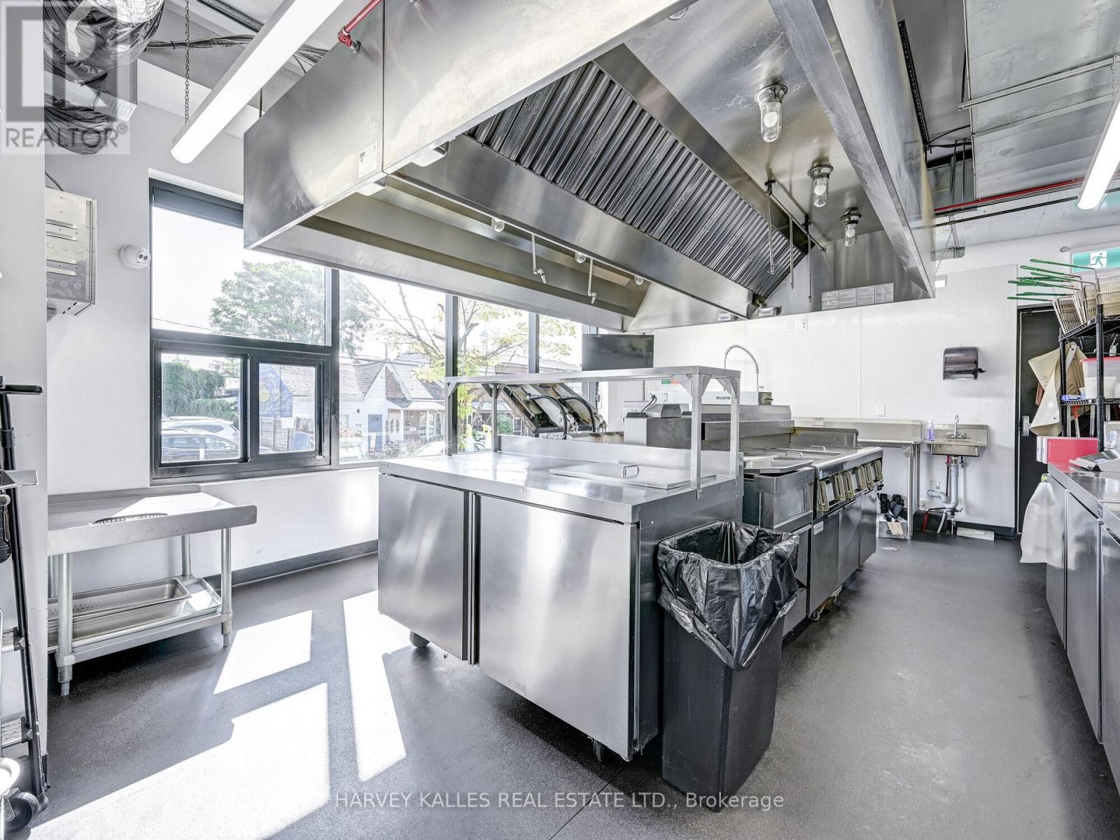 885 DUNDAS STREET W