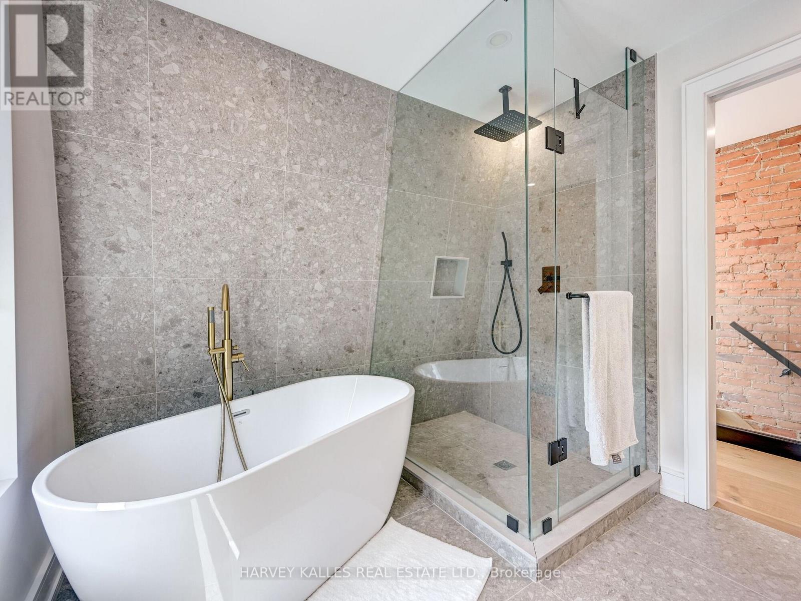 885 DUNDAS STREET W