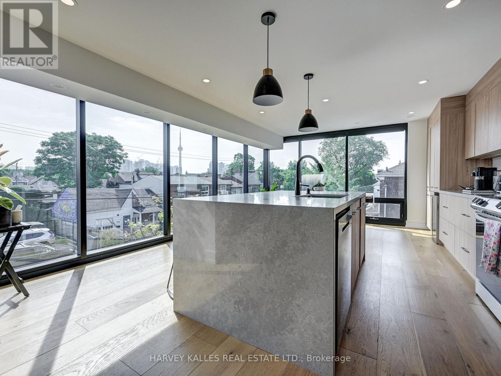 885 DUNDAS STREET W