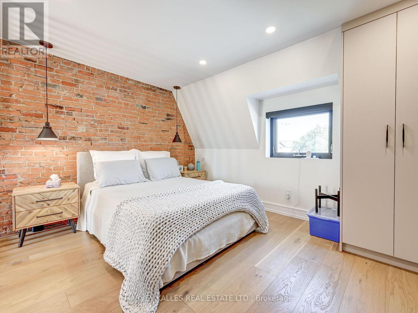 885 DUNDAS STREET W